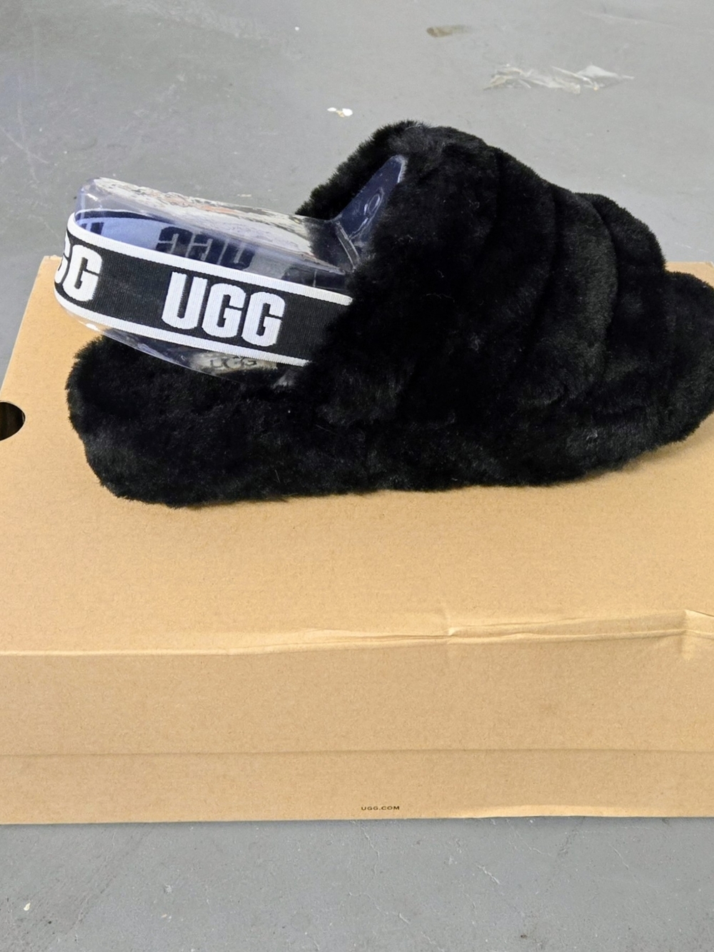 Ladies UGG SLIPPERS BLACK SIZE 9